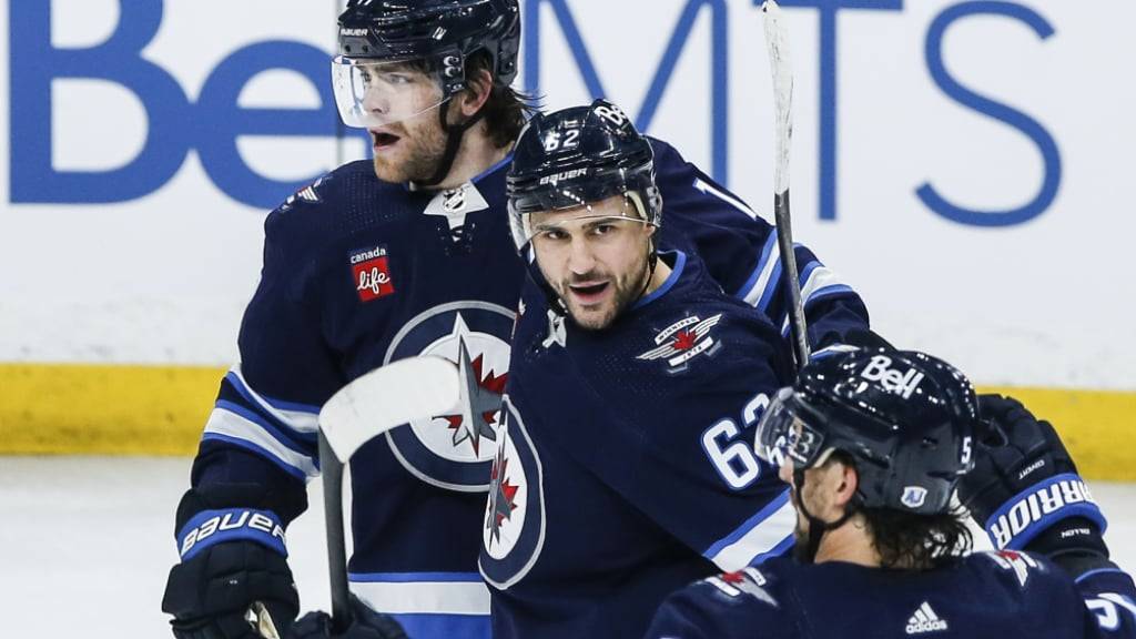 Nino Niederreiter (Mitte) reitet mit den Winnipeg Jets auf einer Erfolgswelle