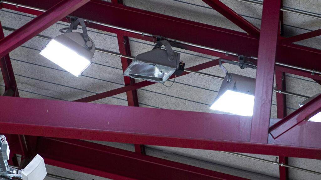 Eine defekte Lampe am Stadiondach sorgte für den Spielabbruch