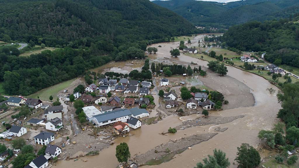 ARCHIV - Die verheerenden Überschwemmungen im Juli in Deutschland sind zum Auftakt der Weltklimakonferenz in Glasgow prominent als Beispiel für die Folgen des Klimawandels erwähnt worden. Foto: Boris Roessler/dpa