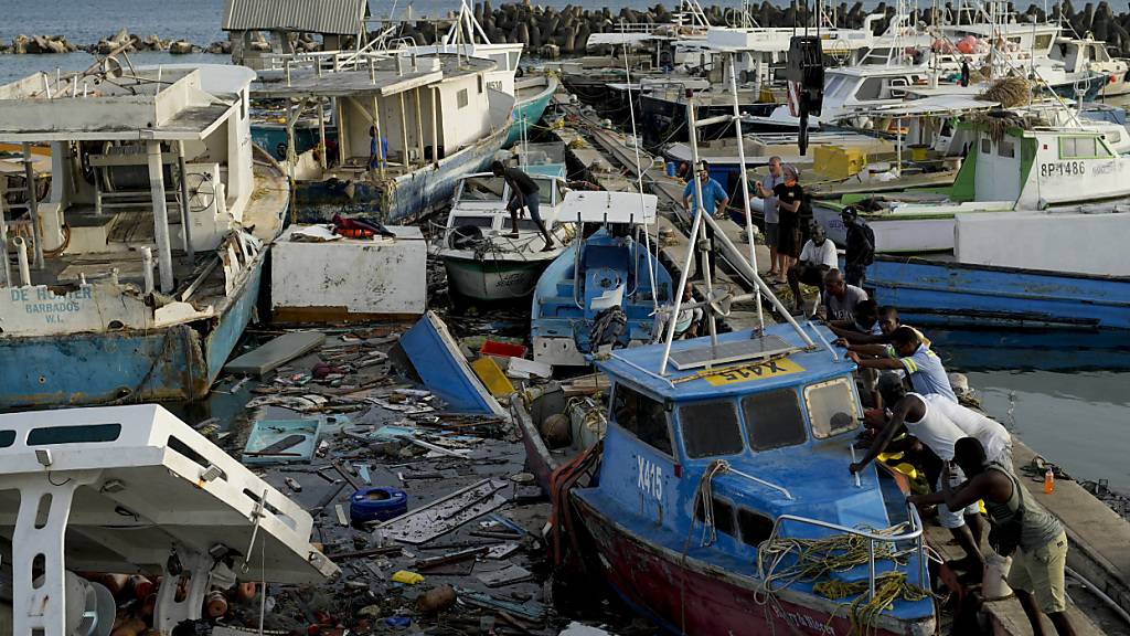 Beschädigte Boote in Bridgetown, Barbados. Foto: Ricardo Mazalan/AP/dpa