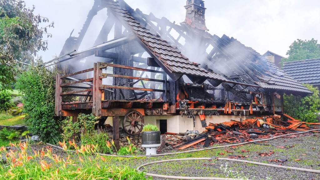 Ein Blitzeinschlag kann als Ursache für den Brand eines Ferienhauses ob Ennetmoos nach ersten Erkenntnissen nicht ausgeschlossen werden.