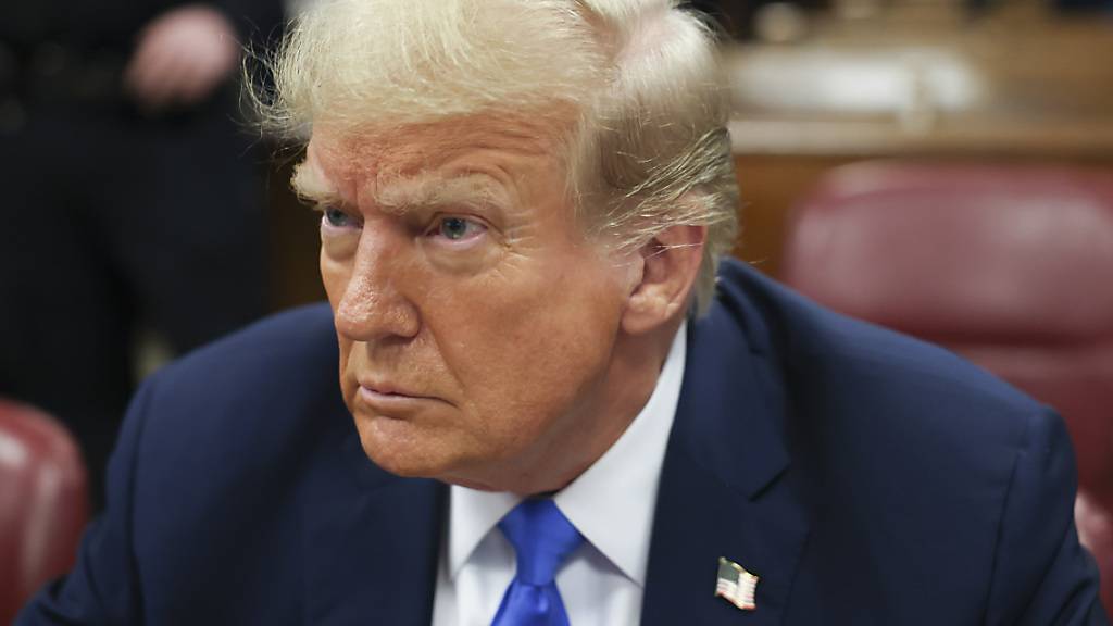 Der ehemalige US-Präsident Donald Trump wartet auf den Beginn der Verhandlung im Strafgericht von Manhattan. Foto: Yuki Iwamura/AP Pool/dpa