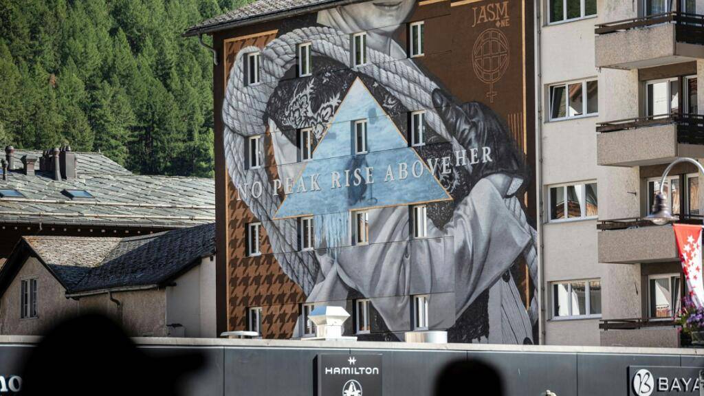 Das Fresko in der Nähe des Bahnhofs in Zermatt.