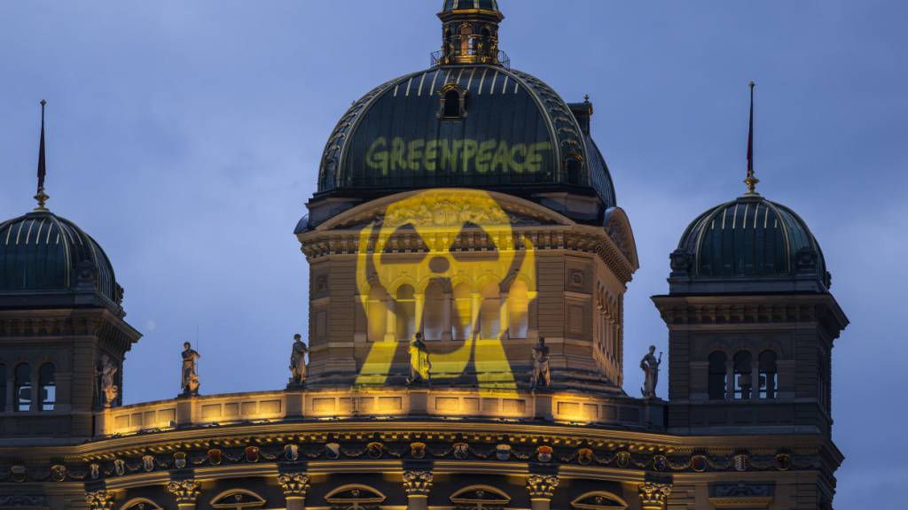 Greenpeace projiziert den Schrei als Protest aufs Bundeshaus