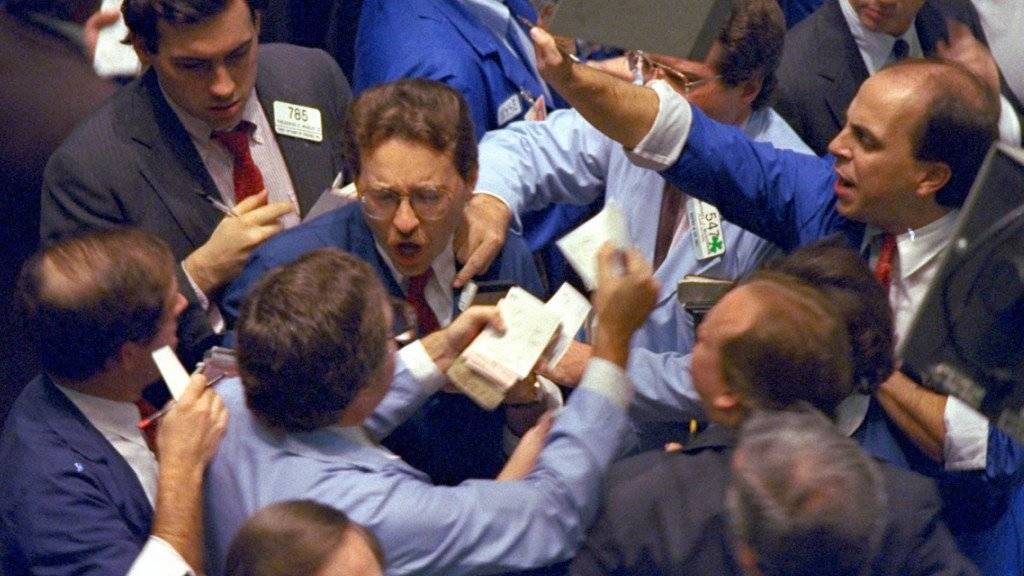 Tumultartige Szenen an der New Yorker Börse am «Schwarzen Montag» vor genau 30 Jahren. Der Dow Jones stürzte innert weniger Stunden um fast 23 Prozent ab. (Archivbild)