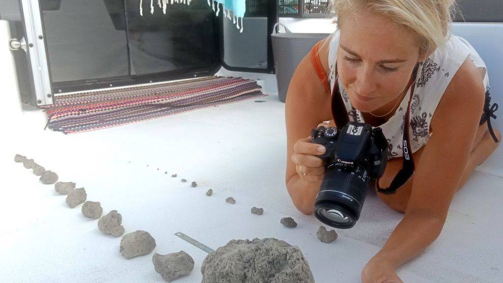Die Seglerin Larissa Brill mit einer Auswahl an Bimssteinen aus dem riesigen Gesteinsteppich, der auf Australien zutreibt.