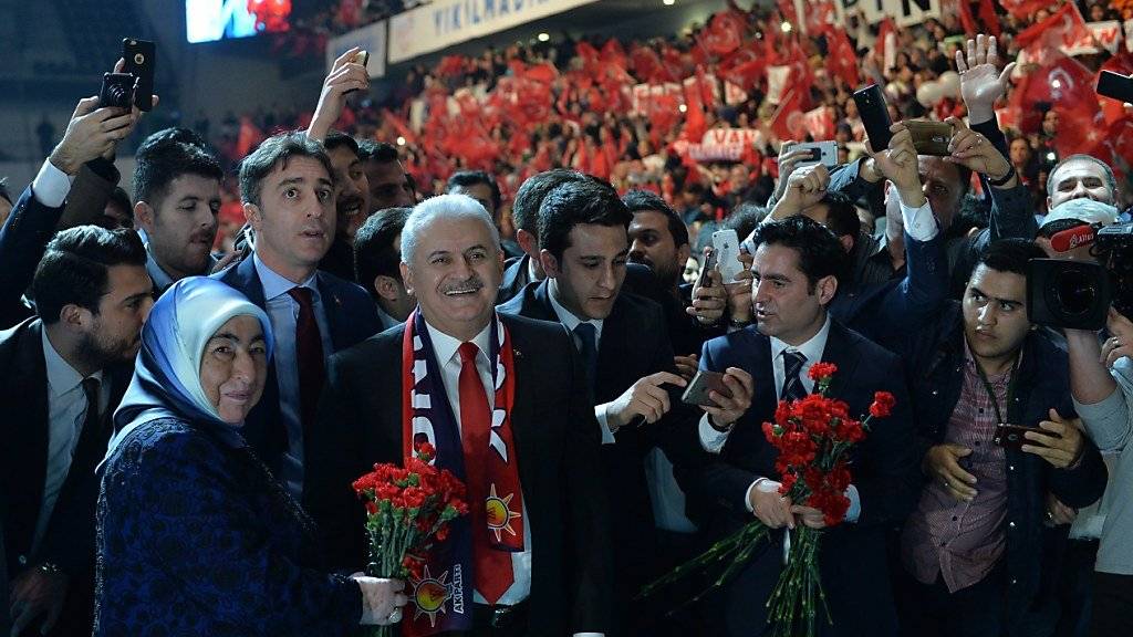 Der türkische Regierungschef Binali Yildirim (mit Schal) mit seiner Frau Semiha (l) bei der Veranstaltung in Ankara