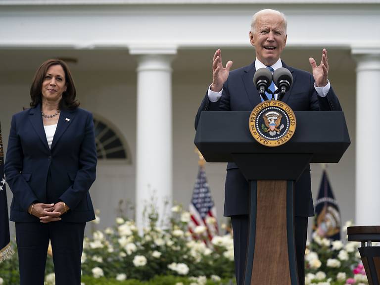 Joe Biden, US-Präsident, spricht über aktualisierte Richtlinien für Maskenmandate, während Kamala Harris, US-Vizepräsidentin, im Rosengarten des Weißen Hauses zuhört. Foto: Evan Vucci/AP/dpa