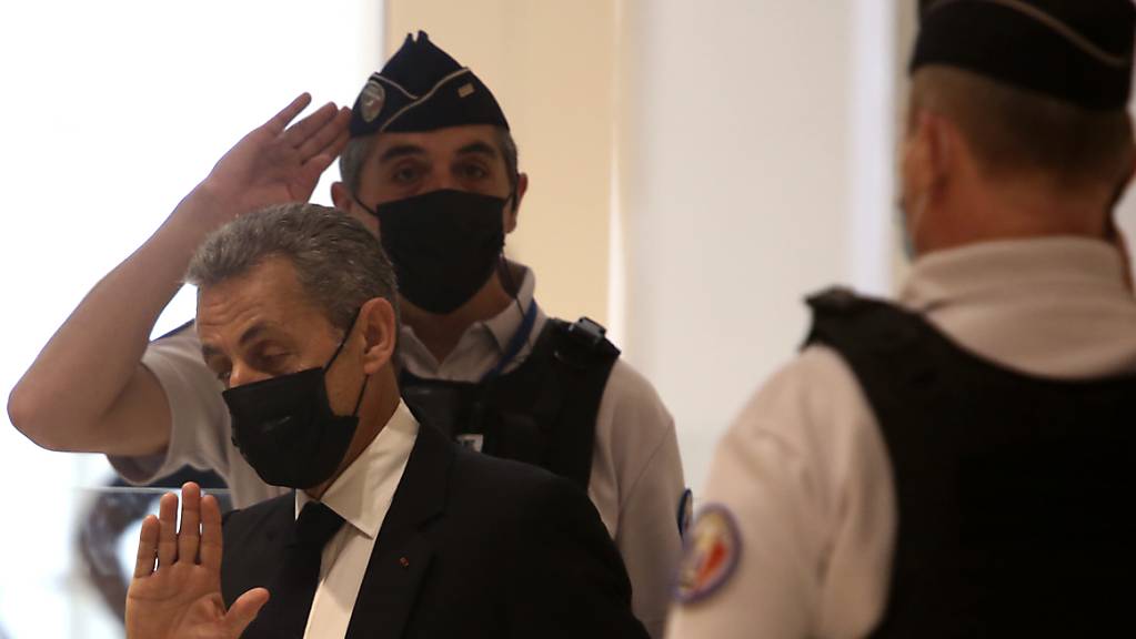 Nicolas Sarkozy (Mitte) kommt am 15. Juni 2021 in einem Pariser Gerichtsgebäude an.