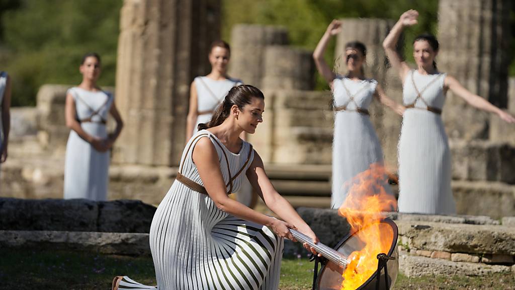 Vor der Reise nach China wird das olympische Feuer in Griechenland an historischer Stätte entflammt.
