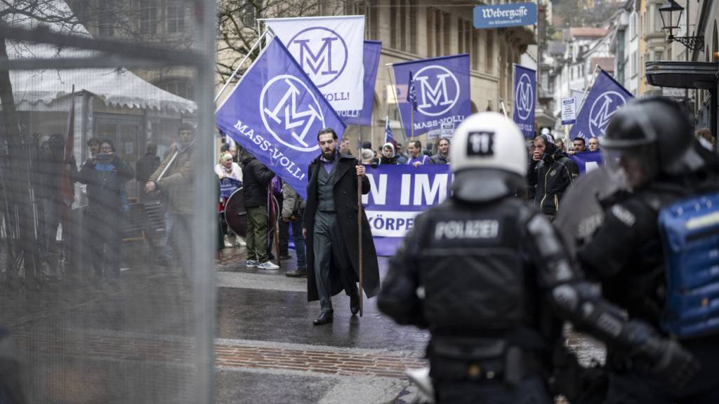 Die Demonstranten der Bewegung Mass-Voll widersetzten sich der Aufforderung der Polizei, mitgeführte Hellebarden abzugeben. (Archivbild)