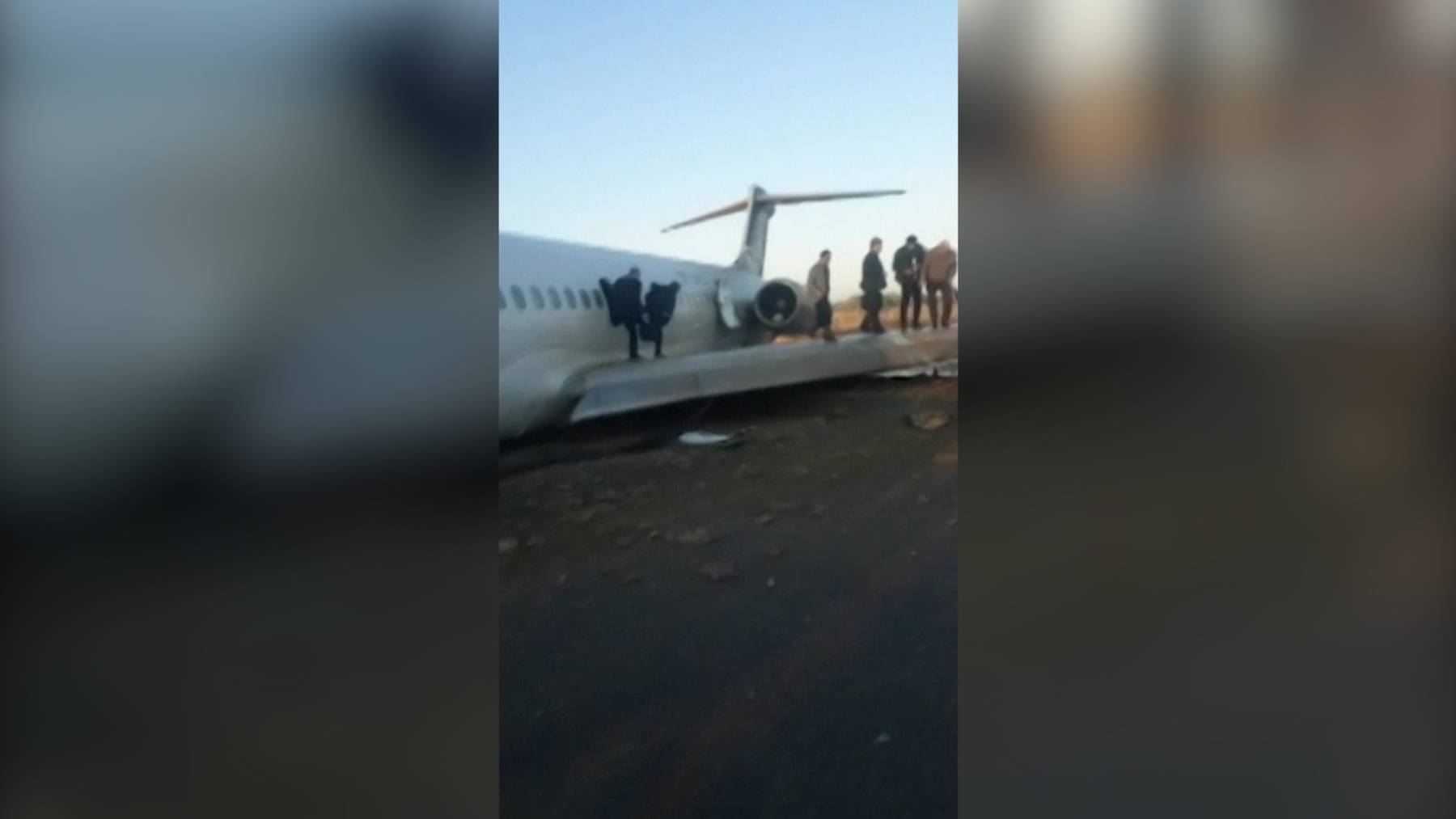 Flugzeug rutscht im Iran auf Autobahn
