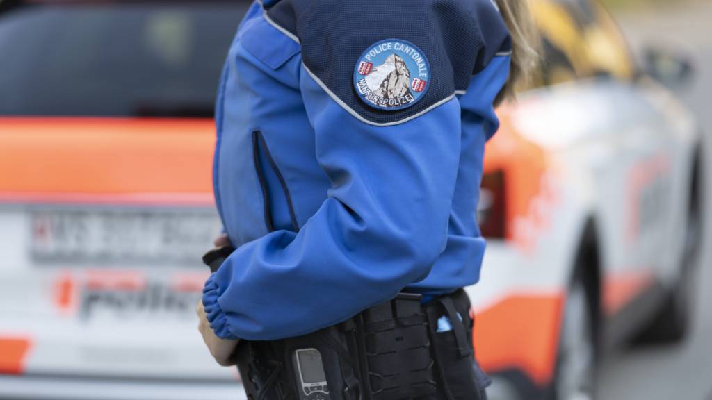Bei der Suche nach dem vermissten Piloten waren Einsatzkräfte der Kantonspolizei Wallis, der Regionalpolizei, eine Rettungskolonne sowie zwei Helikopter der Air-Glaciers beteiligt, die das Gebiet aus der Luft absuchten. (Symbolbild