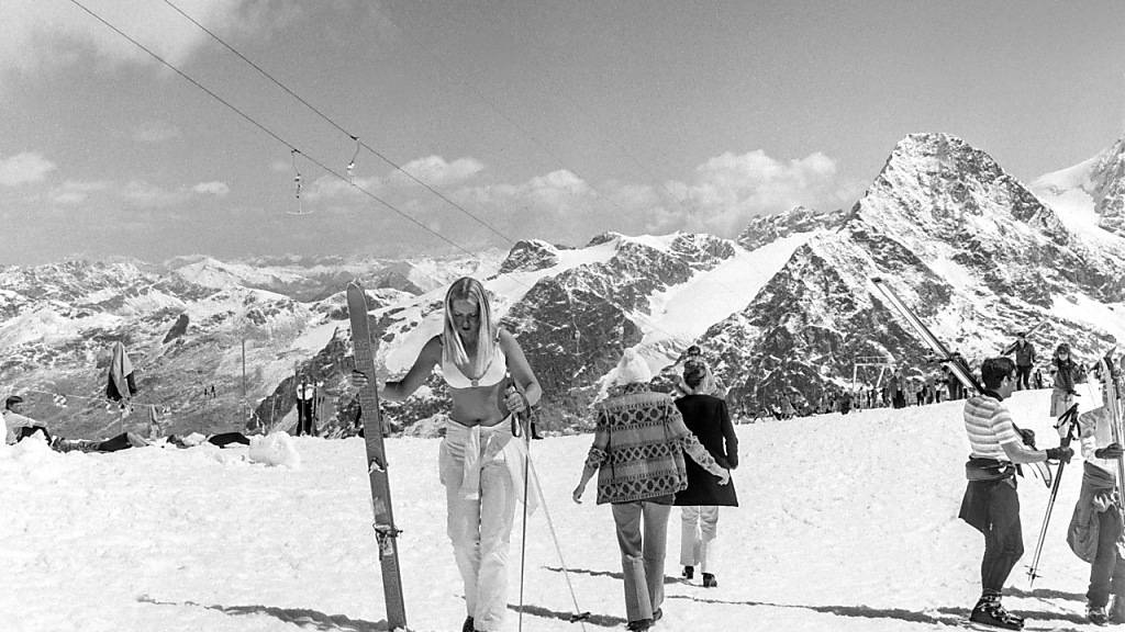 Früher konnte man auf dem Corvatsch sogar im Sommer Skifahren, wie dieses Bild vom 28. August 1970 beweist. Heute braucht es für den Winter viele Beschneiungsanlagen, damit alle Pisten befahren werden können. (Archiv)