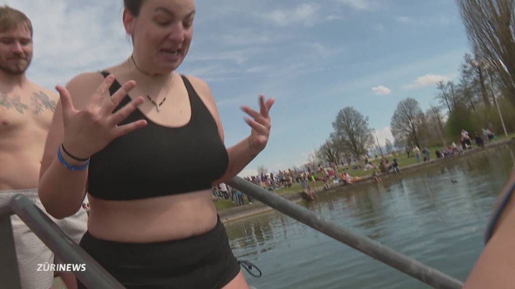 Blau-Eier-Schwimmen im Greifensee: Ostertradition für Hartgesottene
