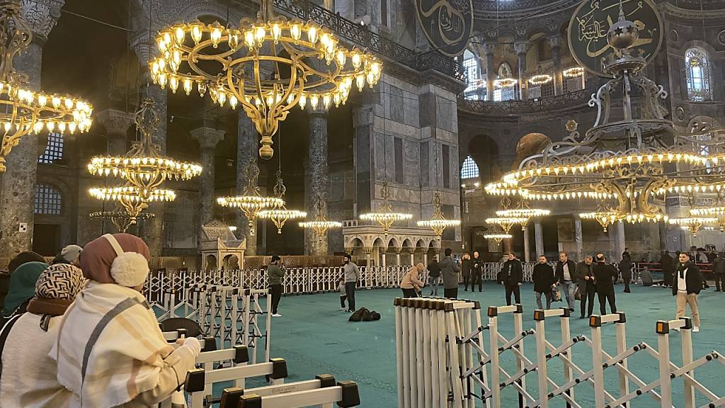 PRODUKTION - Frauen stehen hinter einer Absperrung in dem Bereich der Hagia Sophia, der für Frauen und Besucher reserviert ist. Foto: Linda Say/dpa