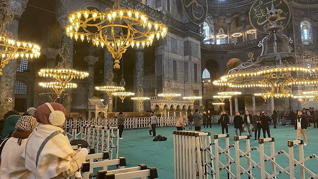PRODUKTION - Frauen stehen hinter einer Absperrung in dem Bereich der Hagia Sophia, der für Frauen und Besucher reserviert ist. Foto: Linda Say/dpa