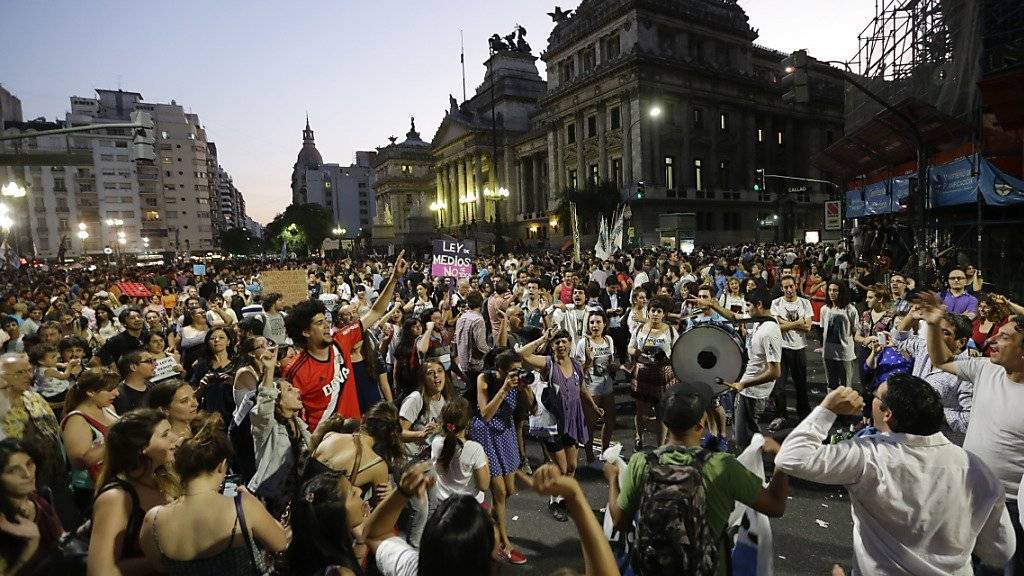 Bei der Demonstration in Buenos Aires erklangen auch Gesänge für die frühere Präsidentin Cristina Fernandez, die nicht mehr antreten durfte.