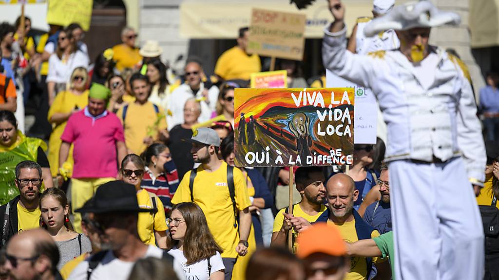 Knapp 1000 Personen beteiligten sich an der Mad Pride in Lausanne. Ziel ist eine höhere Akzeptanz von Menschen mit psychischen Erkrankungen.