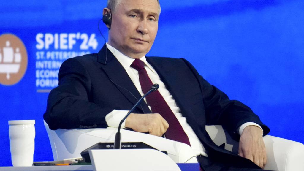 ARCHIV - Der russische Präsident Wladimir Putin nimmt an einer Plenarsitzung des Internationalen Wirtschaftsforums von St. Petersburgt teil. Foto: Alexander Zholobov/Pool Sputnik Kremlin/AP/dpa