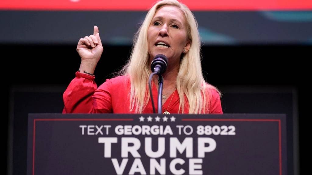 ARCHIV - Die US-Abgeordnete Marjorie Taylor Greene spricht, bevor der republikanische US-Präsidentschaftskandidat und ehemalige US-Präsident Trump eintrifft, um im Johnny Mercer Theatre Civic Center eine Rede zum Thema Steuergesetzgebung und Produktion zu halten. Foto: Evan Vucci/AP/dpa