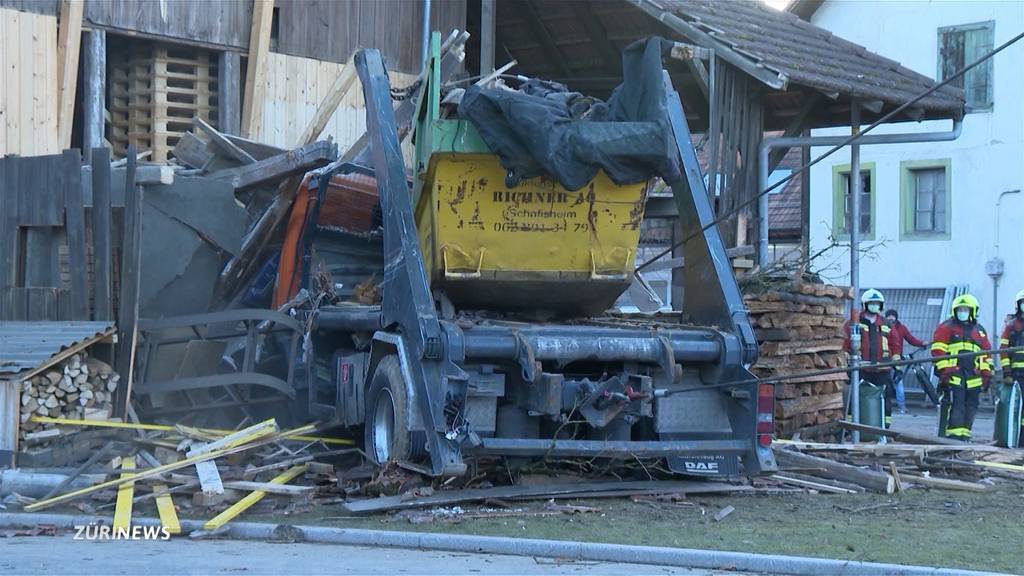 Fahrer schwer verletzt: Lastwagen kracht in ein Haus in Schafisheim (AG)