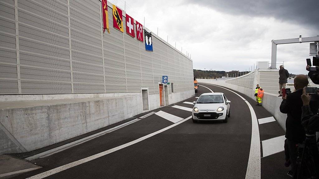 Nach der offiziellen Eröffnung rollt das erste Auto über den Ostast der A5 in Biel - vier von fünf Kilometern führen durch Tunnel.
