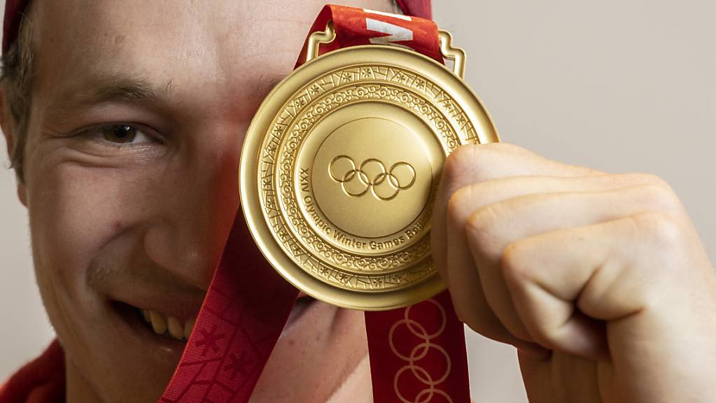Marco Odermatt zeigt seine Goldmedaille, eine von vier in China durch die Schweizer Alpinen gewonnenen