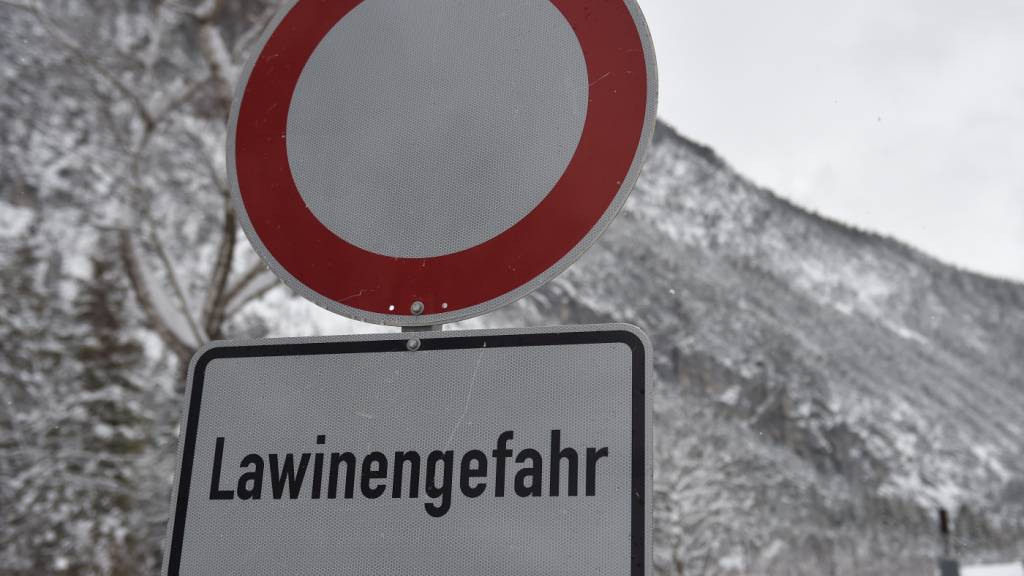 Verkehrsprobleme wegen des Wintereinbruchs in den Bergen halten an