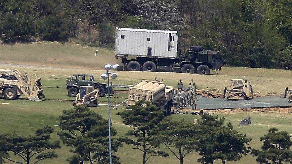 US-Soldaten beim Aufbau des Raketenabwehrsystems auf einem Golfplatz in Südkorea.