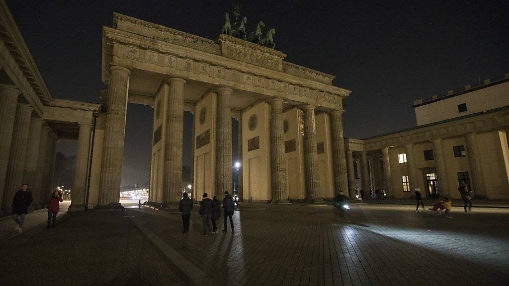 Auch das Brandenburger Tor in Berlin lag eine Stunde lang im Dunkeln - für die «Earth Hour».
