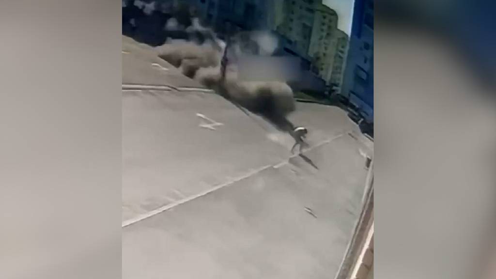 Stadtzentrum von Charkiw unter Beschuss: Video zeigt, wie Rakete nur knapp Fussgängerin verfehlt
