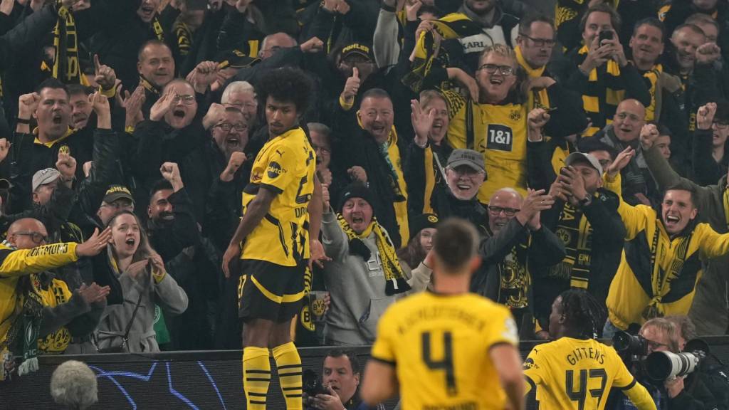 Dortmunds Dreifachtorschütze Karim Adeyemi lässt sich von den Fans feiern