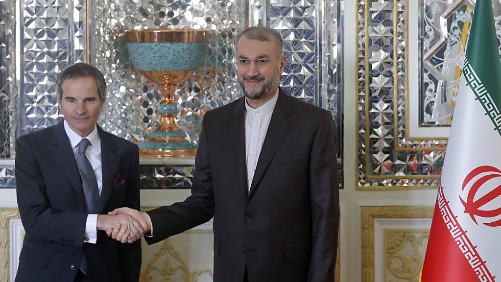 Der Generaldirektor der Internationalen Atomenergiebehörde Rafael Grossi (l) und Irans Außenminister Hussein Amirabdollahian schütteln sich die Hand. Foto: -/AP/dpa