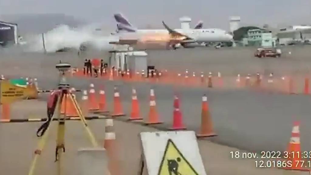 Flugzeug kollidiert auf Startbahn mit Löschfahrzeug - zwei Tote
