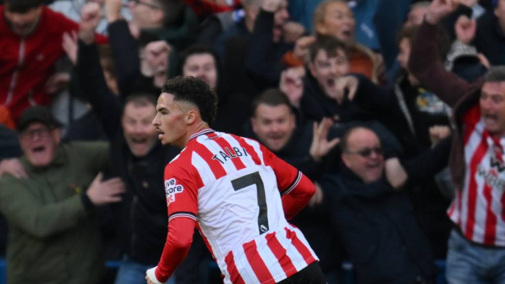 Chemsdine Talbi und die mitgereisten Sunderland-Fans feiern das 2:1 des Aufsteigers