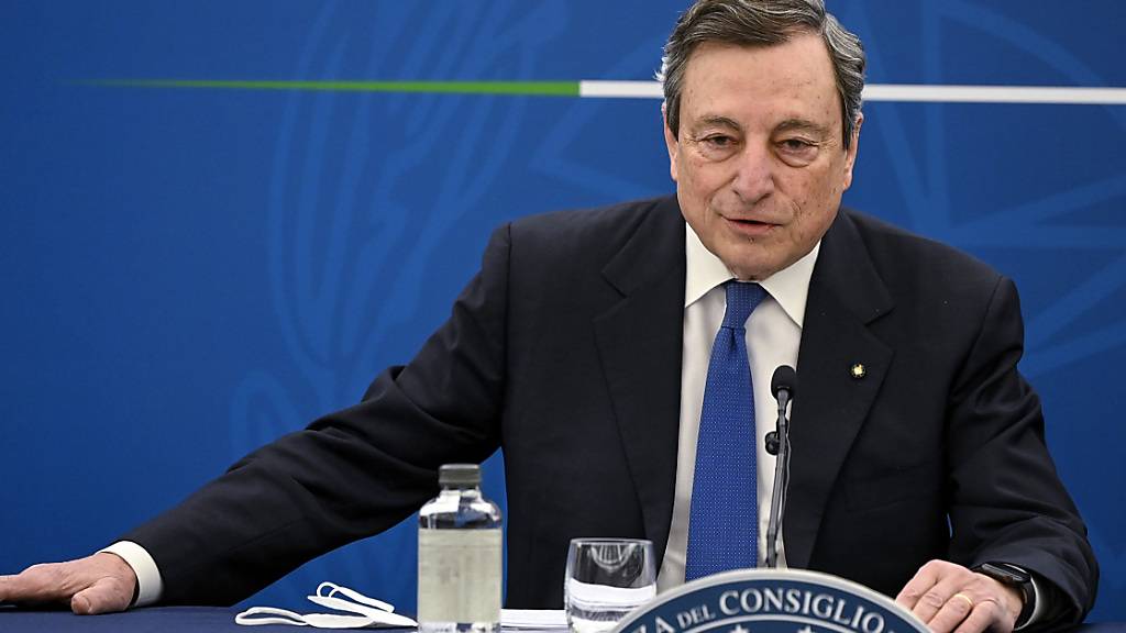 Mario Draghi, Premierminister von Italien, spricht bei einer Pressekonferenz zum Corona-Impfplan. Foto: Riccardo Antimiani/Pool Ansa/AP/dpa