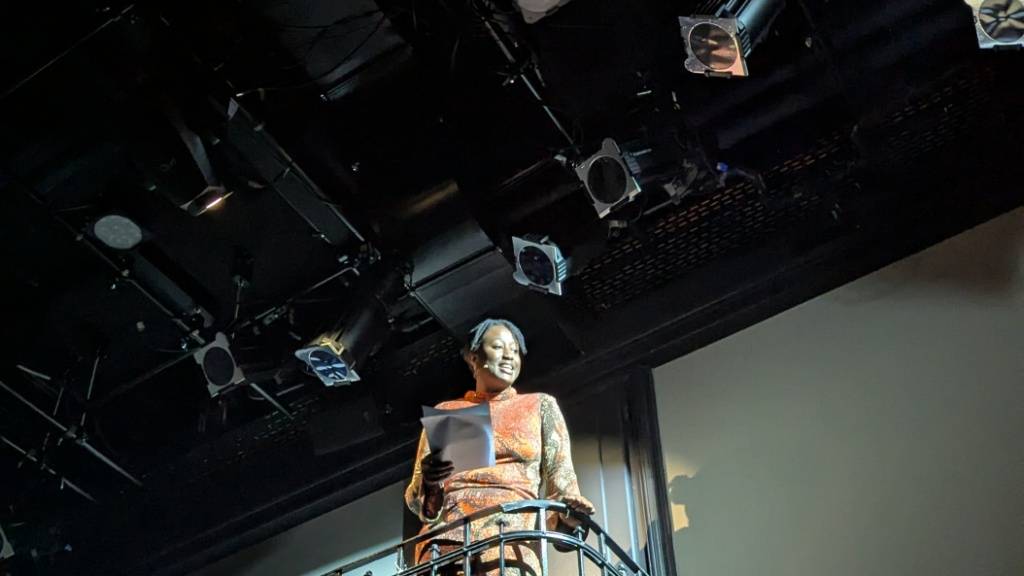 Davide-Christelle Sanvee hat am Theaterfestival Play 2025 in Bern ihren Text performt. Die interdisziplinäre Künstlerin lebt unter anderem in Genf, war 2024 in Residenz an der Kaserne Basel und wurde 2025 mit einem Schweizer Preis Darstellende Künste geehrt.