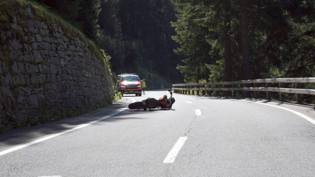 Der 18-jährige Lenker des Motorrads musste mit schweren Verletzungen ins Kantonsspital Chur gefahren werden.