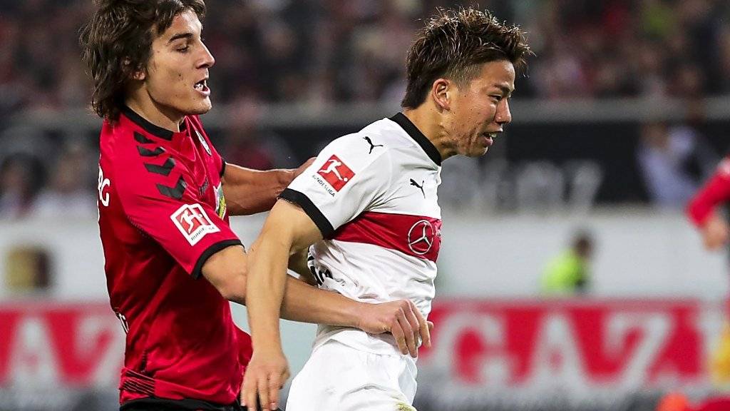 Stuttgarts Torschütze Takuma Asano erkämpft sich den Ball.