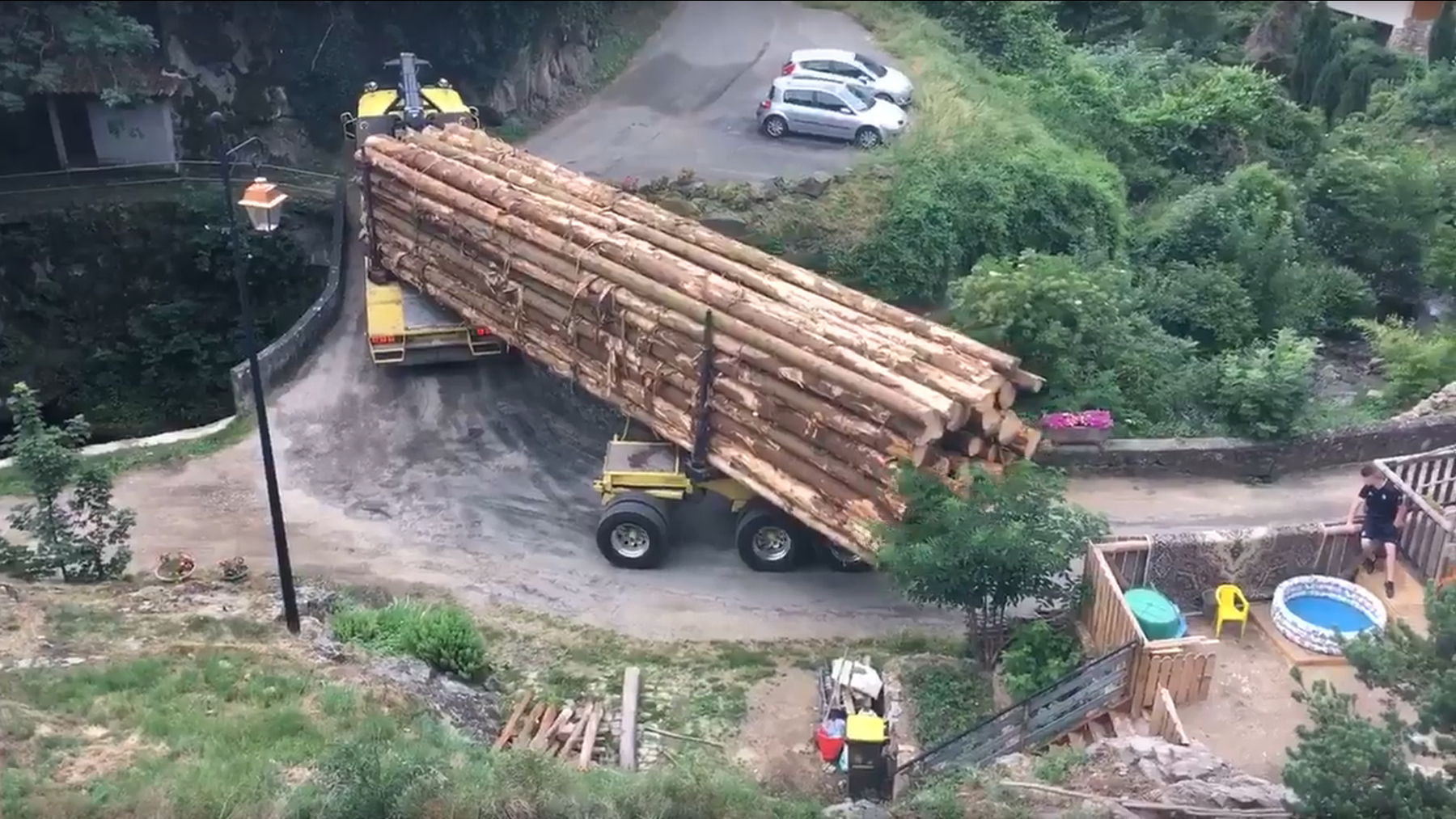 Diese LKW-Fahr hat's einfach drauf.