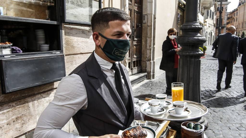 Er gehört zu einer seltenen Spezies: Ein Mann, der im Stadtzentrum von Rom das Frühstück serviert. In Italien fehlen seit Ausbruch der Coronakrise die Fachkräfte im Service. (Symbolbild)