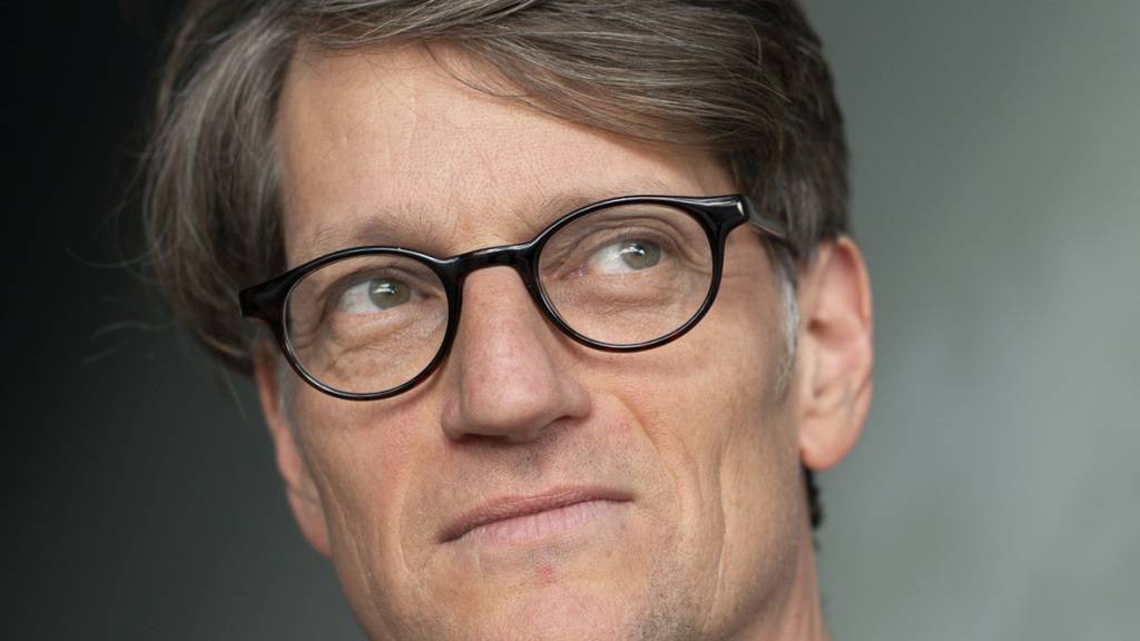 Der in Zürich lebende Autor und Spoken-Word-Künstler Gerhard Meister wird mit dem ZKB-Schillerpreis 2026 ausgezeichnet. Die Ehrung erhält er für sein Buch «Cha me das therapiere».