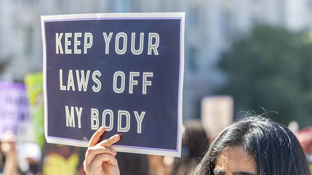 Eine Frau hält ein Protestschild in der Hand während des Women's March vor dem Obersten Gerichtshof der USA. Foto: Eric Kayne/FR170049 AP/dpa