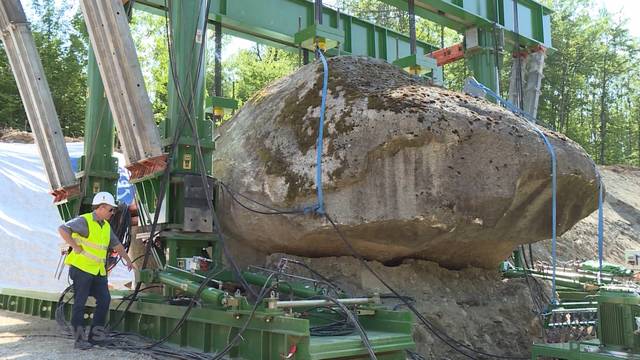 373 Tonnen schwerer Findling verschoben