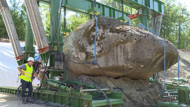 373 Tonnen schwerer Findling verschoben