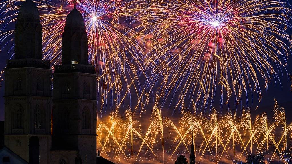 Für einmal farbiger Regen über Zürich: Das zwischendurch durchzogene Wetter führte zu weniger Besucherinnen und Besuchern am Züri Fäscht 2016 als bei der letzten Ausgabe. Höhepunkte waren aber erneut die Feuerwerke, welche über dem Grossmünster den Nachthimmel erhellten.