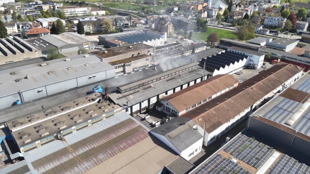 Ein Feuer in einem St. Galler Betrieb hat kurzzeitig zu starker Rauchentwicklung geführt.