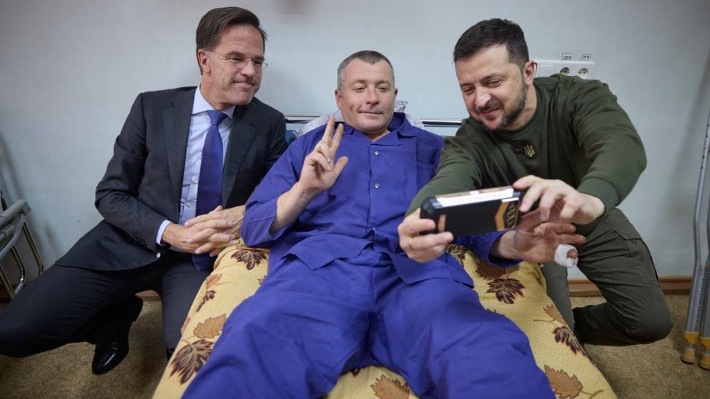 HANDOUT - Ein verwundeter ukrainischer Soldat macht ein Selfie mit Präsident Wolodymyr Selenskyj und dem niederländischen Regierungschef Mark Rutte, der zu Besuch in der stark von russischen Luftangriffen betroffenen Hafenstadt Odessa ist. Foto: Uncredited/Ukrainian Presidential Press Office/AP - ACHTUNG: Nur zur redaktionellen Verwendung im Zusammenhang mit der aktuellen Berichterstattung und nur mit vollständiger Nennung des vorstehenden Credits