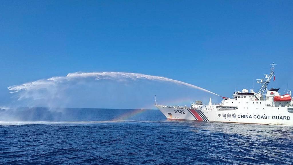 HANDOUT - Im Südchinesischen Meer sind zwei Schiffe aus China und den Philippinen kollidiert. Foto: Uncredited/PHILIPPINE COAST GUARD/AP/dpa